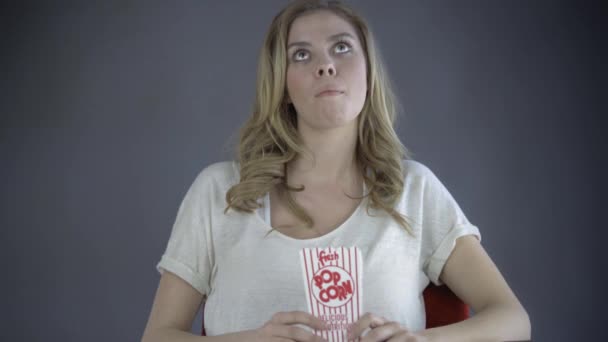Ung Kvinna Äta Popcorn — Stockvideo