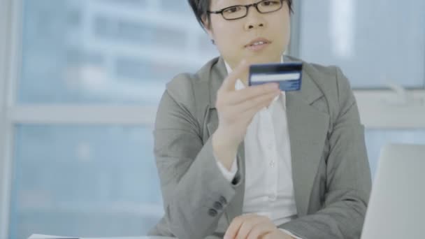 Azji Bizneswoman Dokonywania Płatności Online Pomocą Karty Kredytowej Laptopa — Wideo stockowe