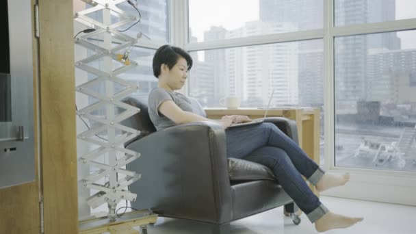 Asiática Mujer Negocios Trabajando Través Portátil Sentado Sillón — Vídeos de Stock