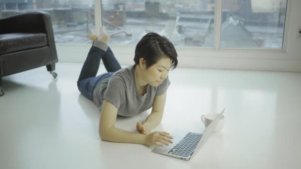 Asiatico Donna Utilizzando Laptop Posa Pavimento — Video Stock