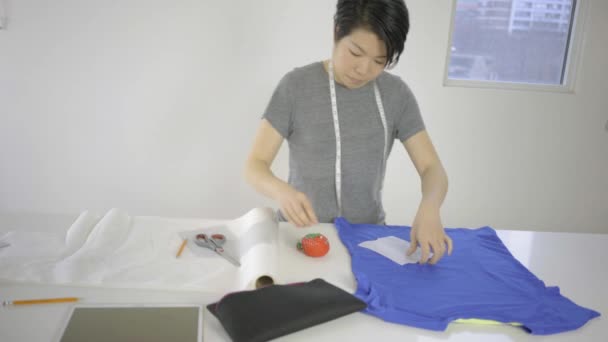 用工具在桌上做亚洲裁缝师图案 — 图库视频影像