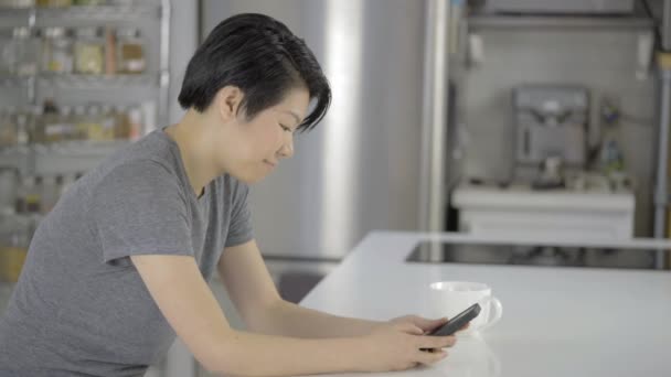 Aziatische Vrouw Met Behulp Van Smartphone Staan Aan Het Bureau — Stockvideo