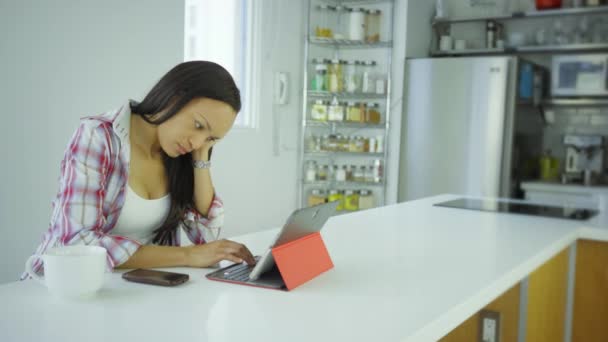 Mujer Negra Con Camisa Cuadros Usando Tableta Digital Interior Cocina — Vídeos de Stock
