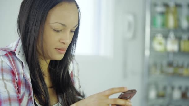 Vista Cerca Mujer Negra Usando Teléfono Inteligente — Vídeo de stock