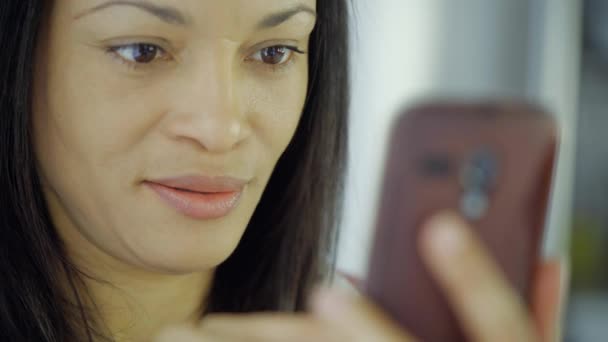 Vista Perto Mulher Negra Usando Smartphone — Vídeo de Stock