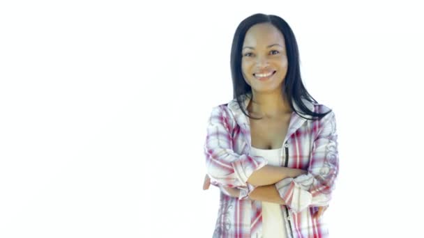 Mujer Negra Bonita Sonriendo Pie Con Los Brazos Cruzados Posando — Vídeo de stock