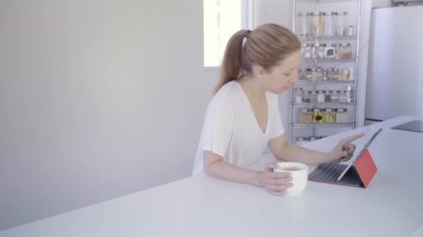 Kaukasische Vrouw Binnen Modern Huis Met Digitale Tablet Koffie — Stockvideo