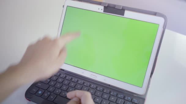 Γυναίκα Που Χρησιμοποιεί Φορητό Υπολογιστή Πράσινη Οθόνη Λευκό Τραπέζι Φλιτζάνι — Αρχείο Βίντεο