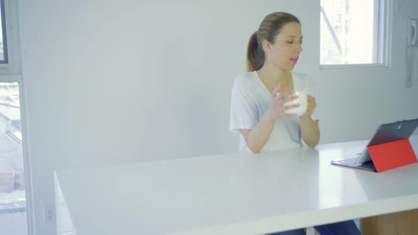 Modern Mutfakta Dijital Tabletle Çalışan Kadını — Stok video