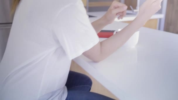 Frau Benutzt Smartphone Moderner Küche Tisch — Stockvideo