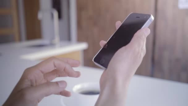 Sofrada Modern Mutfakta Akıllı Telefon Kullanan Bir Kadın — Stok video
