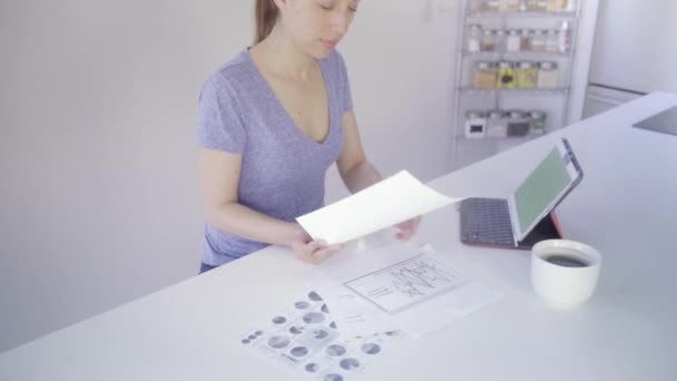 Modern Mutfakta Belgelerle Dijital Tabletle Çalışan Kadını — Stok video