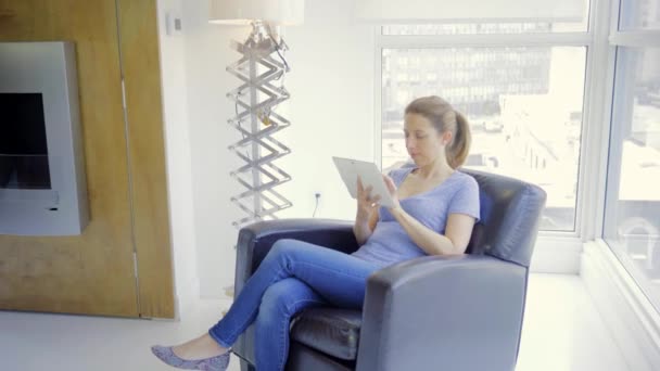 Vrouw Zittend Fauteuil Met Behulp Van Digitale Tablet Modern Appartement — Stockvideo