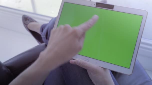 Mujer Sentada Sillón Usando Tableta Digital Interior Del Apartamento Moderno — Vídeo de stock