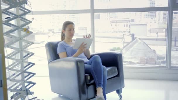 Mulher Sentada Poltrona Usando Tablet Digital Interior Apartamento Moderno — Vídeo de Stock