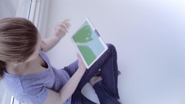 Femme Assise Sur Sol Utilisant Une Tablette Numérique Avec Écran — Video