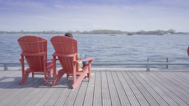 Чоловік Сидить Кріслі Пляжі — стокове відео