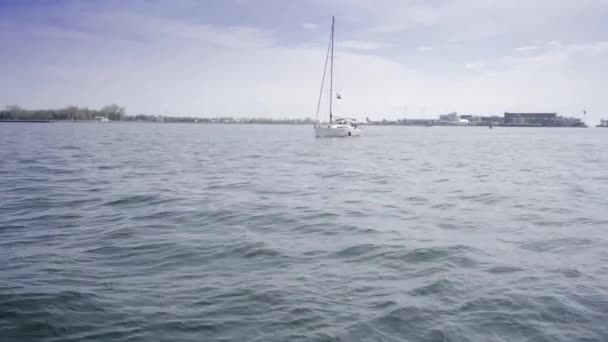 Malowniczy Widok Jacht Żeglarski Morzu — Wideo stockowe