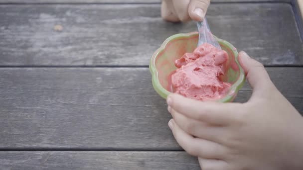 Çocuk Ahşap Masada Dondurma Yiyor Fotokopi Alanı Var — Stok video