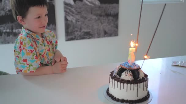 Niño Niño Niño Celebrando Cumpleaños Con Soplado Vela Torta — Vídeo de stock