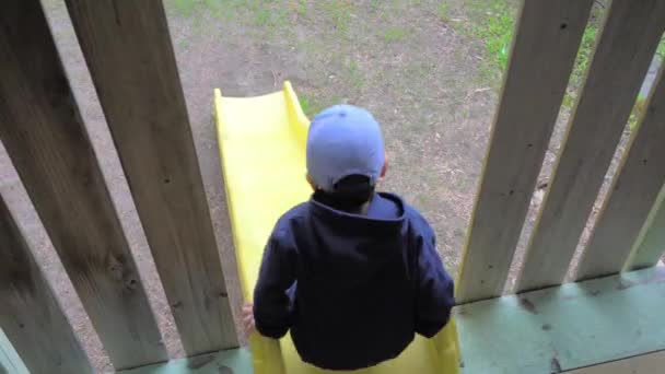 Bambino Ragazzo Nel Parco Giochi Uno Scivolo — Video Stock