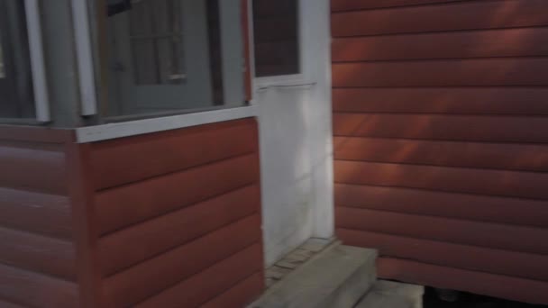 カナダのオンタリオ州にある夏の家と湖のある森 — ストック動画