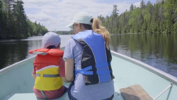 カナダのオンタリオ州の夏に漁船に乗っていた母親と息子は — ストック動画