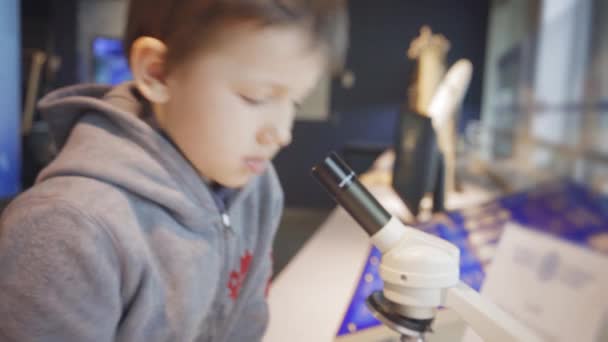 Хлопчик Дивиться Мікроскоп — стокове відео