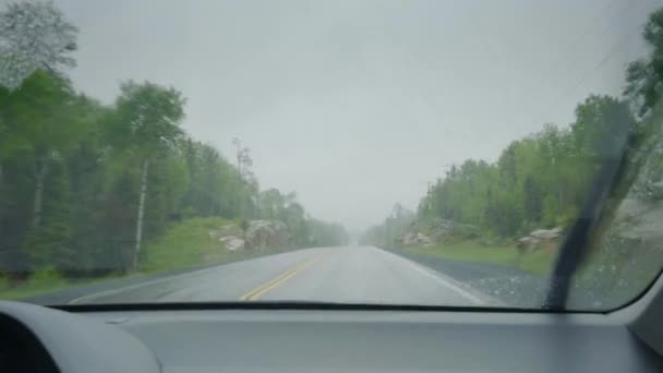 雨の中高速道路を走る車 — ストック動画