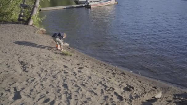 Kleiner Junge Überspringt Felsen Strand — Stockvideo