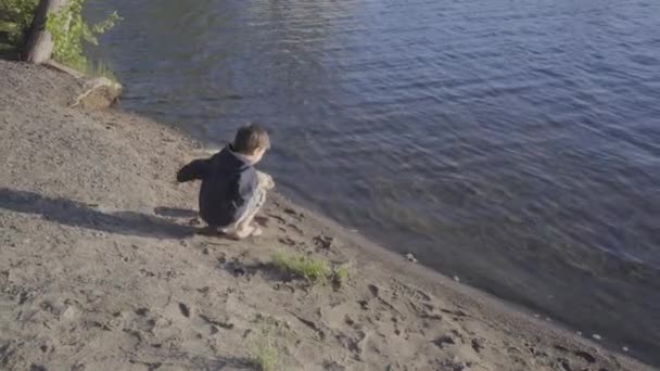 Sahilde Taş Sektiren Küçük Çocuk — Stok video