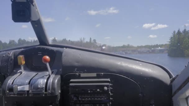 森林湖上的漂浮飞机在加拿大上空飞行 — 图库视频影像