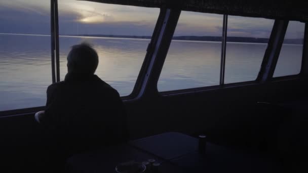 Anciano Disfrutando Vista Lago Ontario Canada — Vídeos de Stock