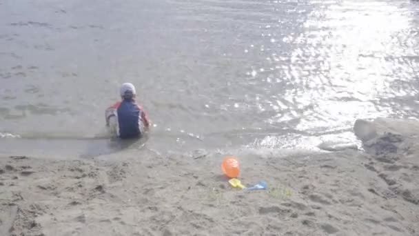 Küçük Çocuk Kıyıya Yakın Gölde Oynuyor — Stok video