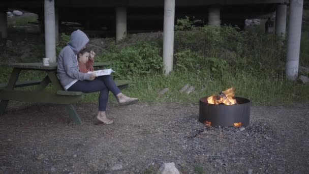 Wanita Dan Anak Anak Membaca Cerita Dekat Lokasi Perkemahan Api — Stok Video