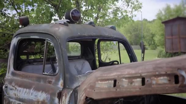 Viejo Coche Vendimia Con Planta Oxidada Camioneta Americana — Vídeo de stock