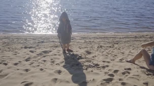Μητέρα Και Γιος Χαλαρώνουν Καλοκαίρι Κοντά Στη Λίμνη Στην Παραλία — Αρχείο Βίντεο
