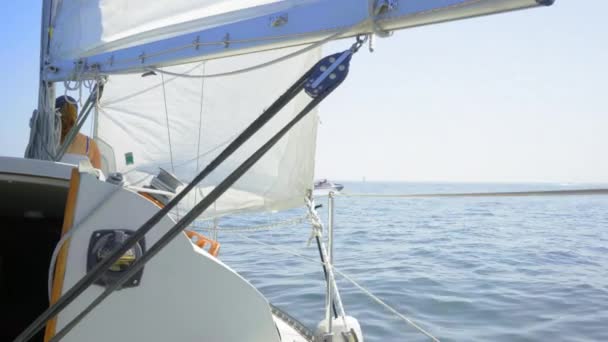 Яхта Плавання Жінка Морі Проти Неба — стокове відео