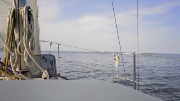 Σκάφος Ιστιοπλοΐα Στη Θάλασσα Ενάντια Στον Ουρανό — Αρχείο Βίντεο