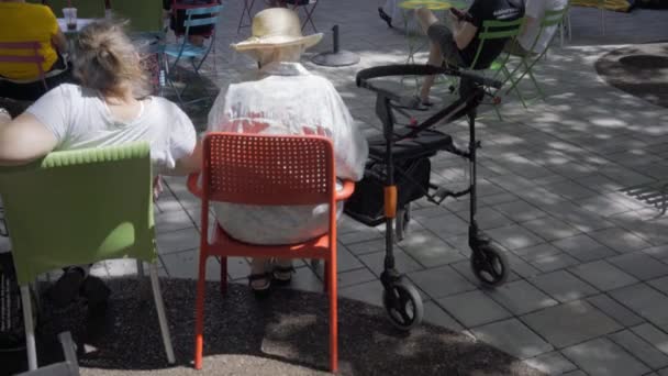 Δύο Ηλικιωμένες Γυναίκες Που Κάθονται Στο Υπαίθριο Καφέ — Αρχείο Βίντεο