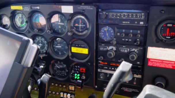 在带有控制面板的飞机驾驶员体内 — 图库视频影像