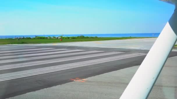 Θέα Από Παράθυρο Του Αεροπλάνου Που Απογειώνεται Στο Αεροδρόμιο — Αρχείο Βίντεο