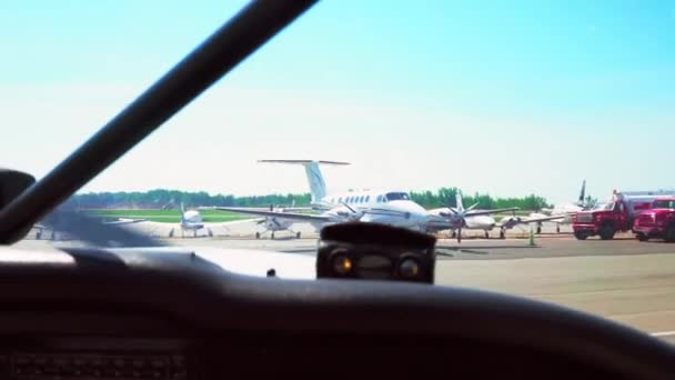 Zicht Vanuit Het Raam Van Het Vliegtuig Dat Opstijgt Luchthaven — Stockvideo
