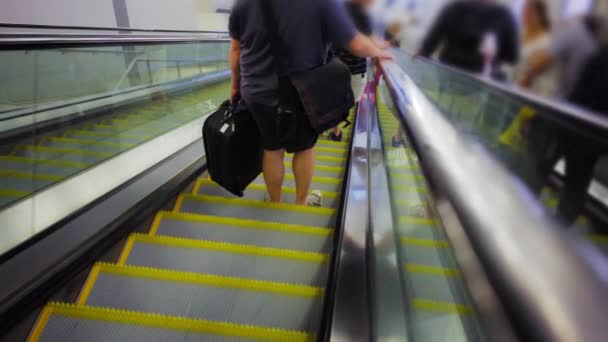 Metro Istasyonunda Yürüyen Merdivendeki Insanlar — Stok video