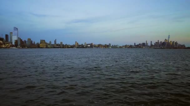 天气阴郁时从河流看城市 — 图库视频影像