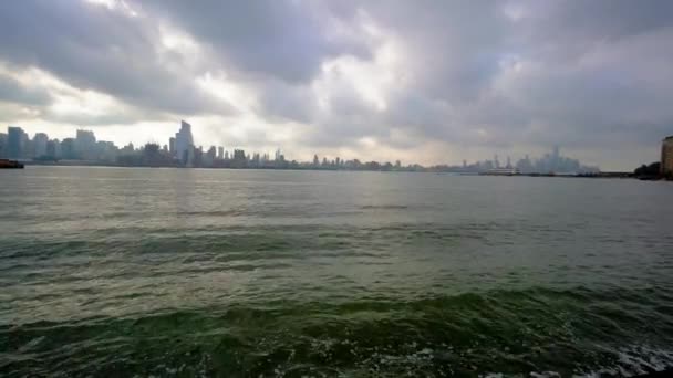 天气阴郁时从游艇上俯瞰城市 — 图库视频影像