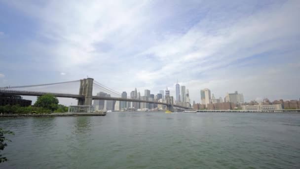 夏にニューヨークのブルックリン橋で撮影されました — ストック動画