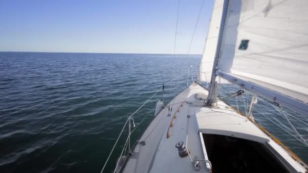 Yacht Seglar Havet Mot Himlen — Stockvideo