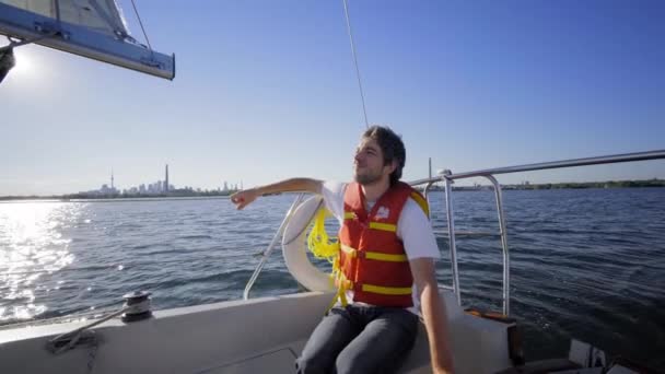 Yacht Segling Och Man Havet Mot Himlen — Stockvideo