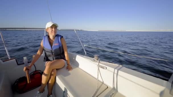 Yacht Segling Och Kvinna Havet Mot Himlen — Stockvideo